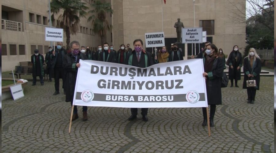 Bursa'da avukatlar sessiz eylem başlattı