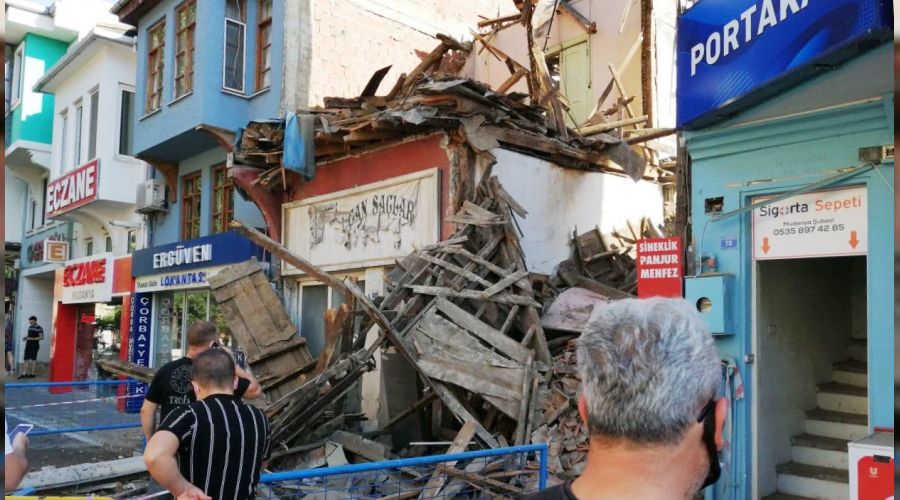 Bursa'da tarihi bina çöktü