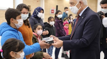 Büyükşehir'den öğrencilere karne hediyesi 'Tablet'