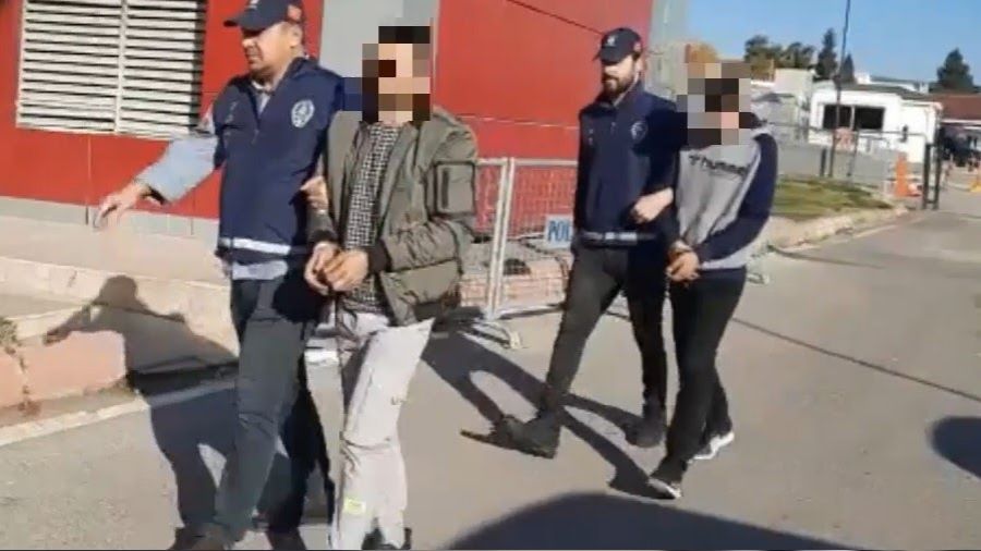 Cami şadırvanında unutulan çantayı çaldı
