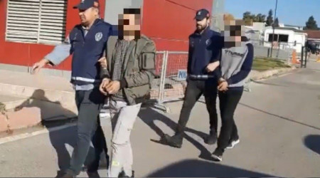 Cami şadırvanında unutulan çantayı çaldı