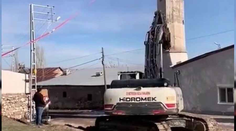 Caminin eskiyen minaresi dualar eşliğinde yıkıldı