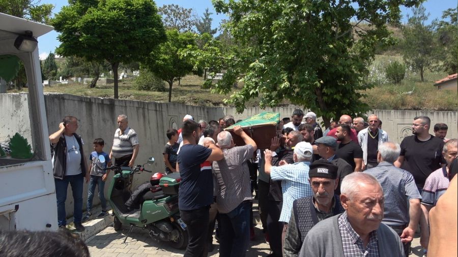 Çamurda kaybolan araçtan cansız bedeni çıkan yaşlı adam toprağa verildi