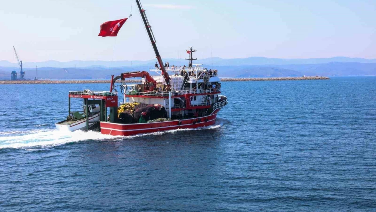 �anakkale'de bal�k��lar 'Vira bismillah' diyerek denize a��ld�