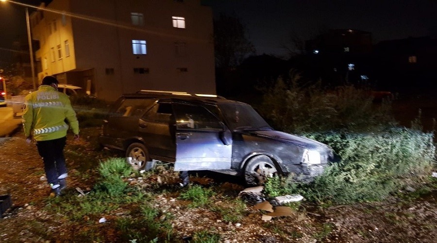 Ceza yememek için aracı da bırakıp kaçtı