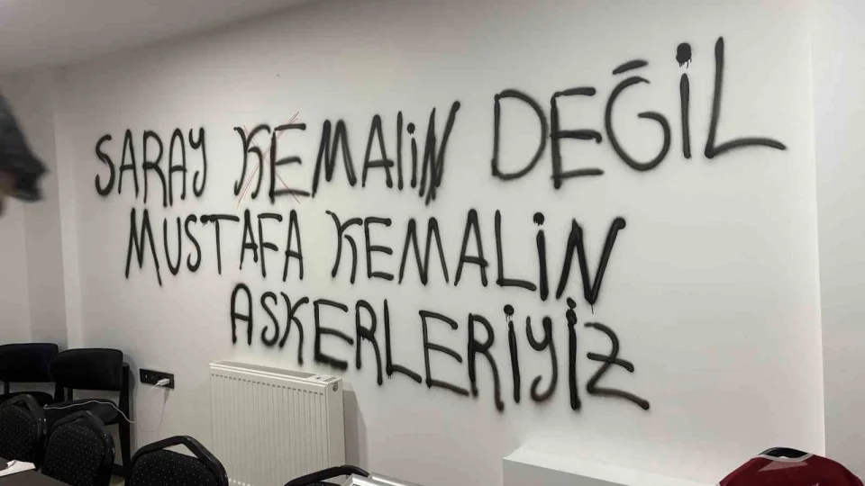 CHP Kayseri �l Ba�kanl��� binas�n�n duvarlar�na yazd�lar