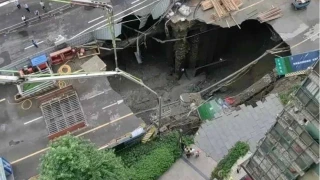 �in'de metro in�aat� s�ras�nda yol ��kt�, dev �ukur olu�tu