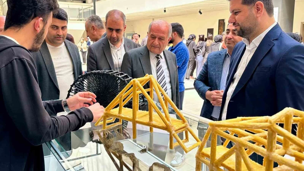 Çubuk makarnadan yapılan köprüler yarıştı