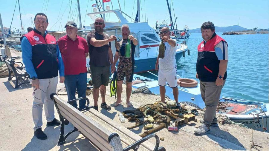 Cunda Adas�'nda deniz dibi temizli�i yapt�lar