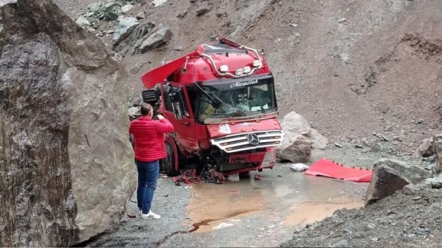 Dev kaya kamyonu hurdaya evirdi