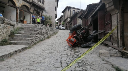 Devrilen traktörün sürücüsü yaşamını yitirdi