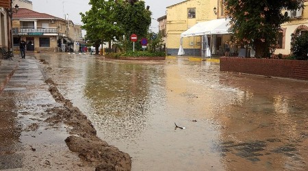 Dolu ve fırtına hayatı felç etti