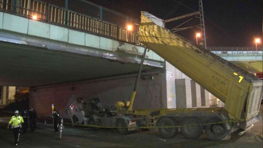 Dorsesi açık kamyon alt geçide çarptı, 1 yaralı