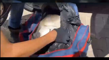 Durdurulan araçtan valiz valiz uyuşturucu çıktı