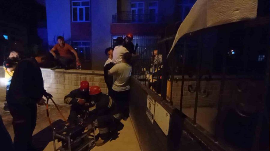 Duvardan atlarken �ocu�un baca��na korkuluk demiri sapland�