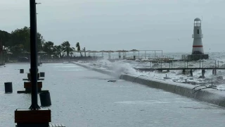 Edremit'te denizle kara birleşti