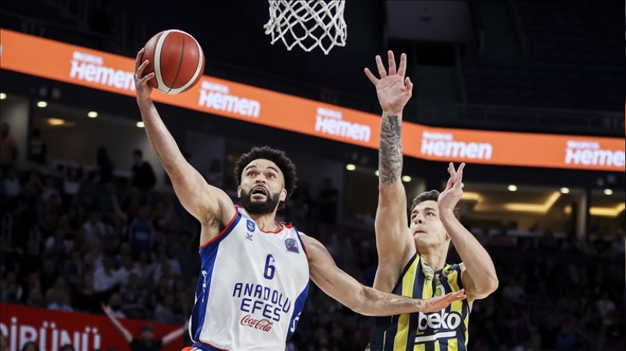 Efes, Fenerbah�e'yi eleyip finale ��kt� 