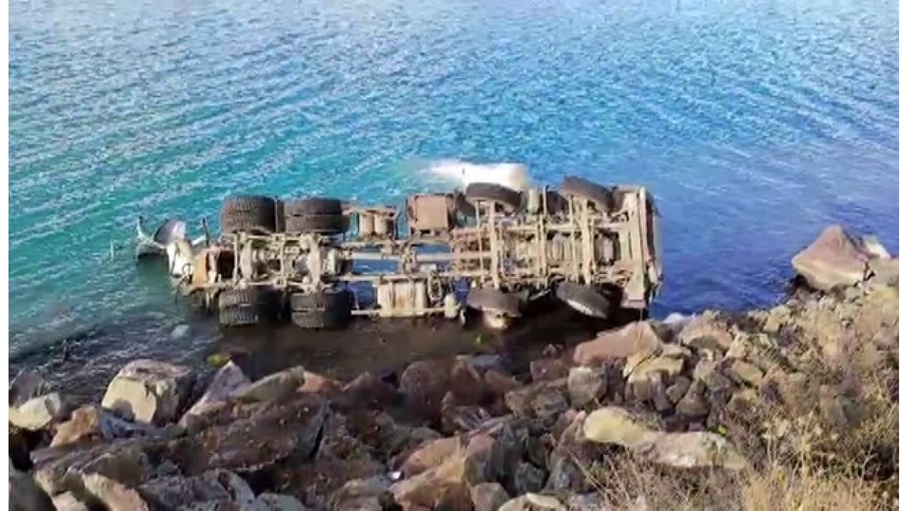 Elazığ'da beton mikseri göle uçtu