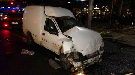 Elazığ'da hafif ticari araç ile otomobil çarpıştı