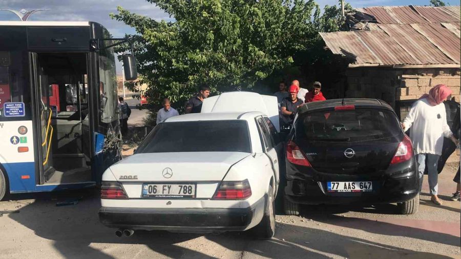 Elazığ'da otobüs 2 otomobile çarptı: 5 yaralı