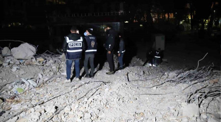 Enkazdan ''çığlık sesi geldi' ihbarı