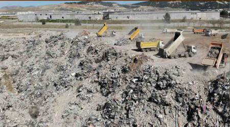 Enkazın döküldüğü dere yatağı moloz dağına dönüştü