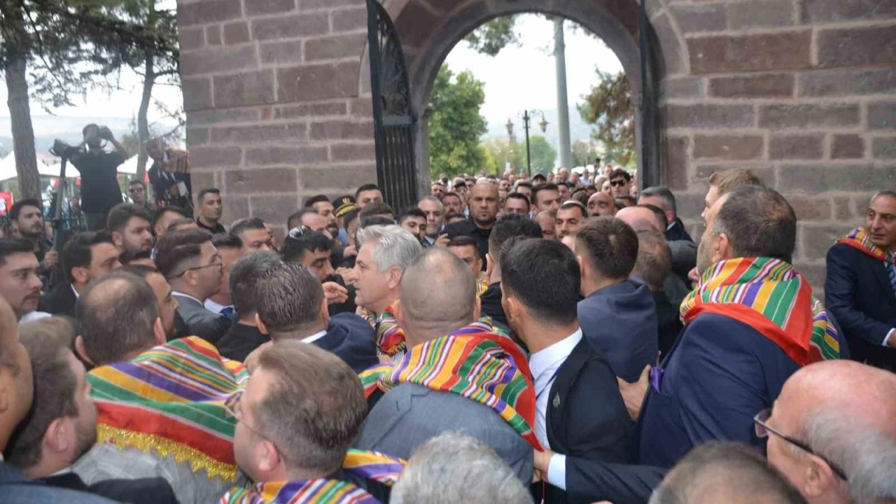 Ertu�rulgazi T�rbesi �n�nde gerginlik