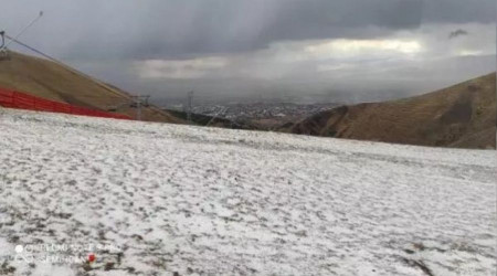 Erzurum'a mevsimin ilk karı düştü
