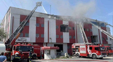 Esenyurt'ta askı fabrikasında korkutan yangın