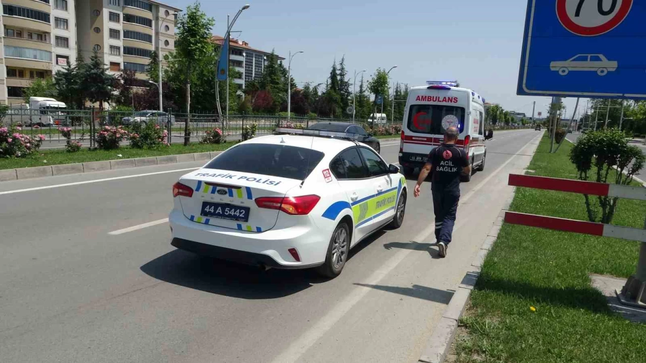 E�i ile tart��an kad�n seyir halindeki ara�tan atlad�