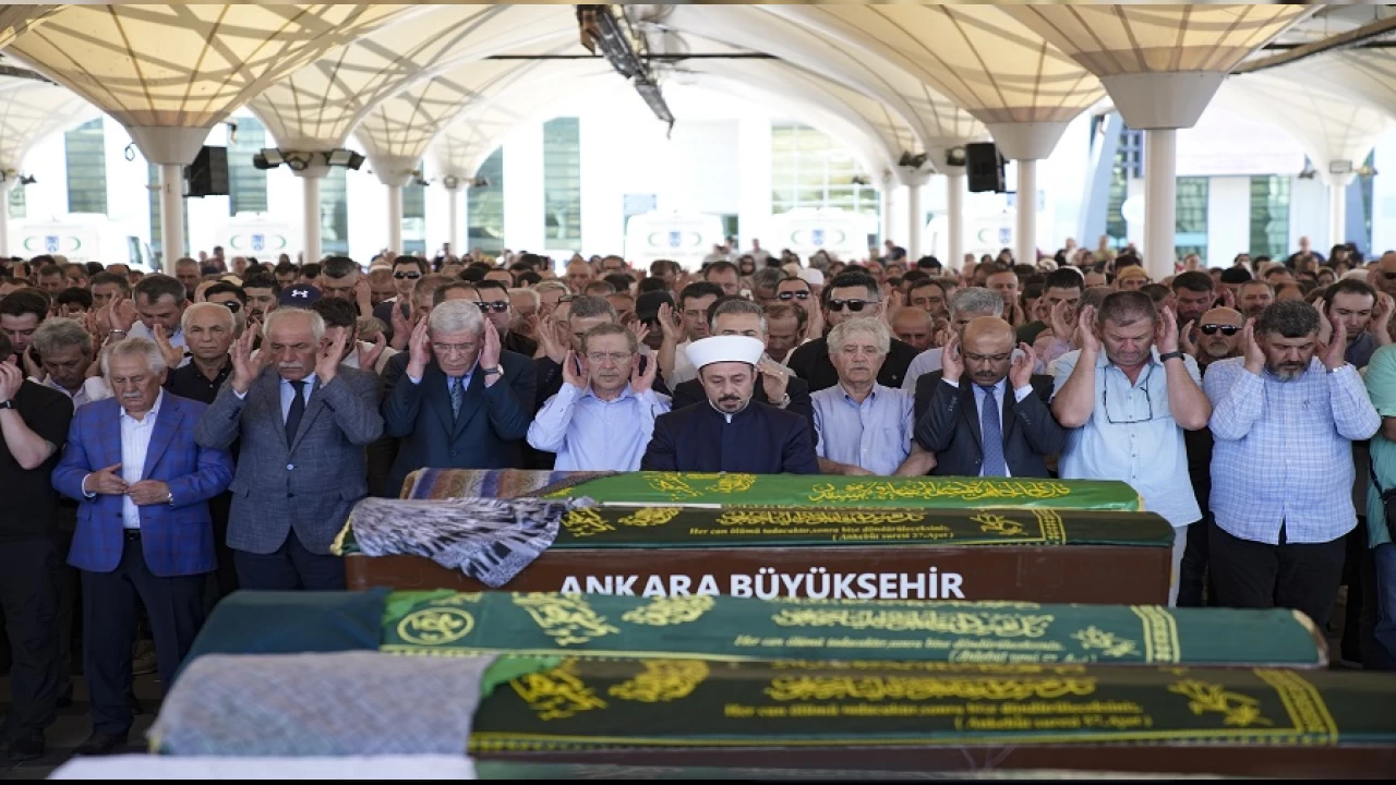 Eski Bakan �ener'in o�lu taraf�ndan �ld�r�len anneanne, son yolculu�una u�urland�