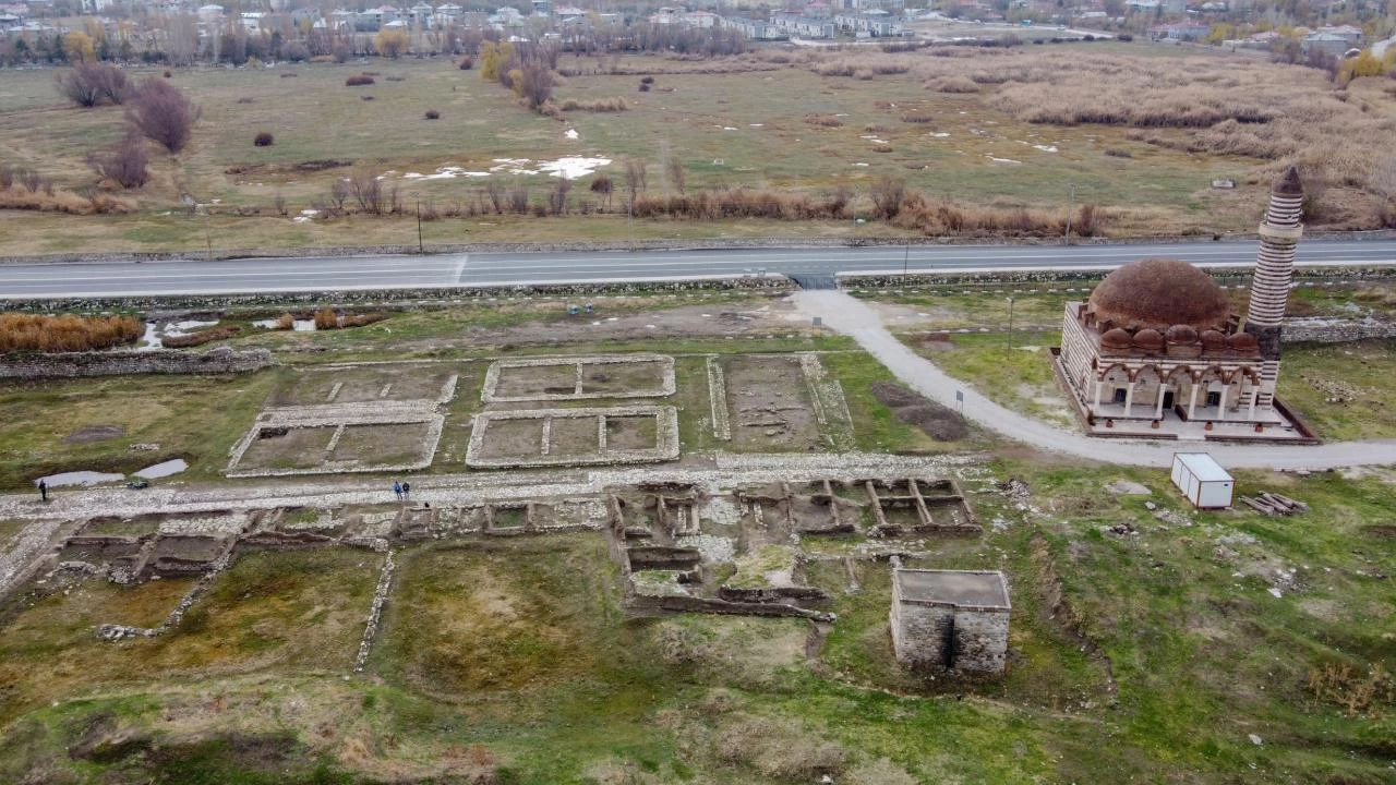 Eski Van �ehri: Y�k�nt�lar aras�nda ge�mi�in sokaklar�nda y�r�mek