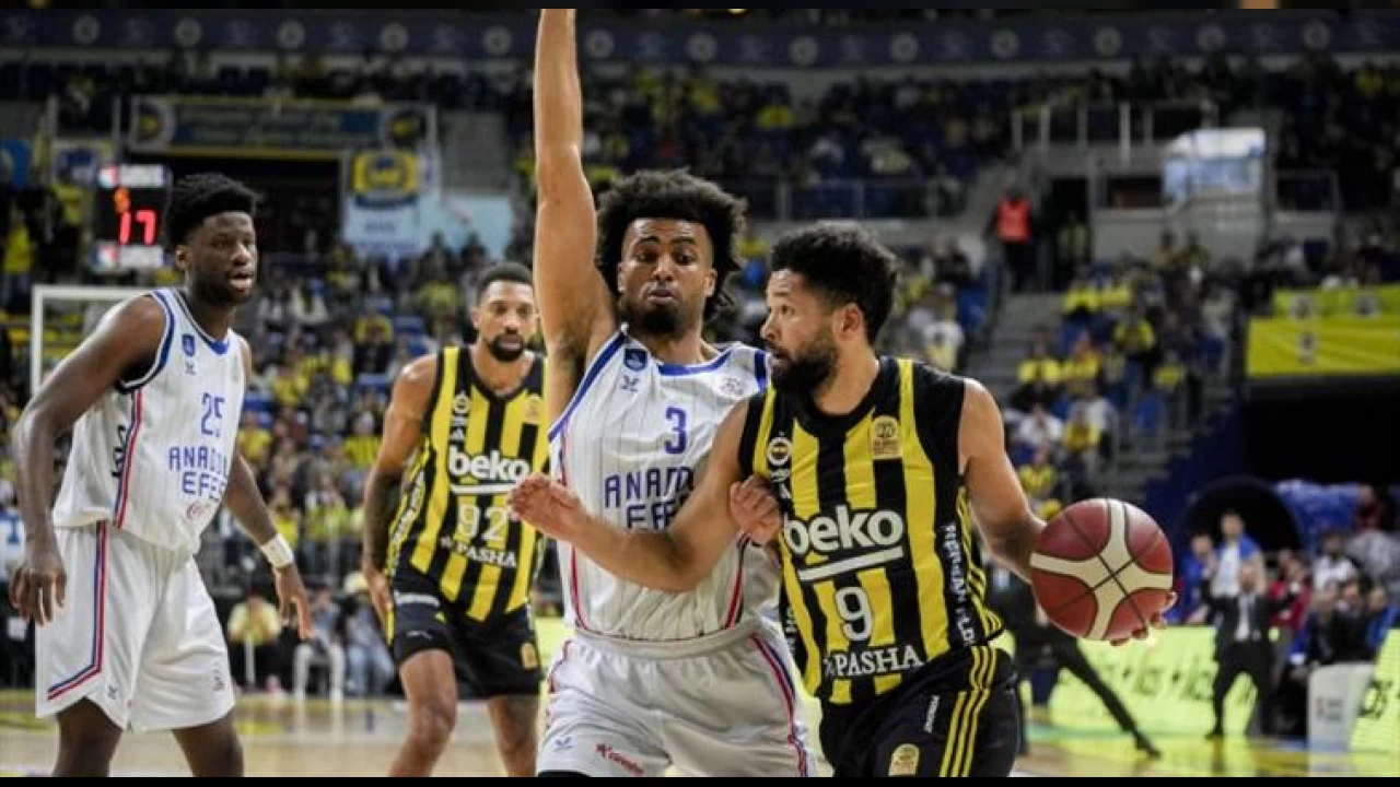 Fenerbahçe Anadolu Efes'i farklı yendi
