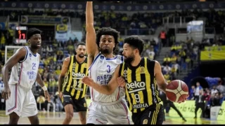 Fenerbahçe Anadolu Efes'i farklı yendi