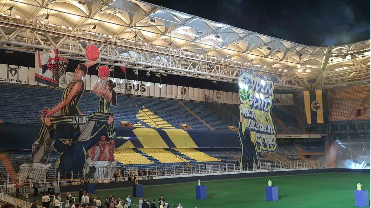 Fenerbah�e yeni sezon formalar�n� g�rkemli bir �ovla tan�tt�