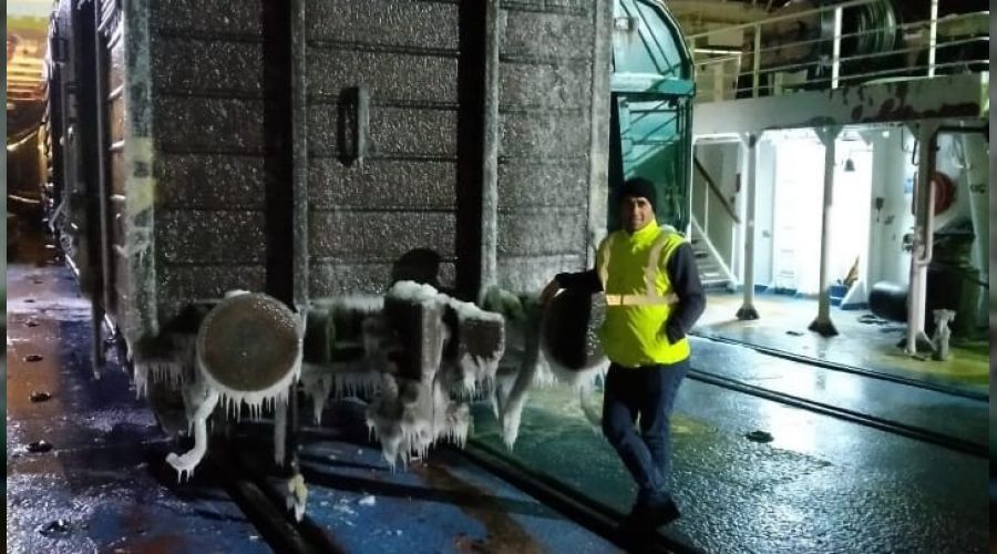 Feribottaki tren vagonları buzla kaplandı