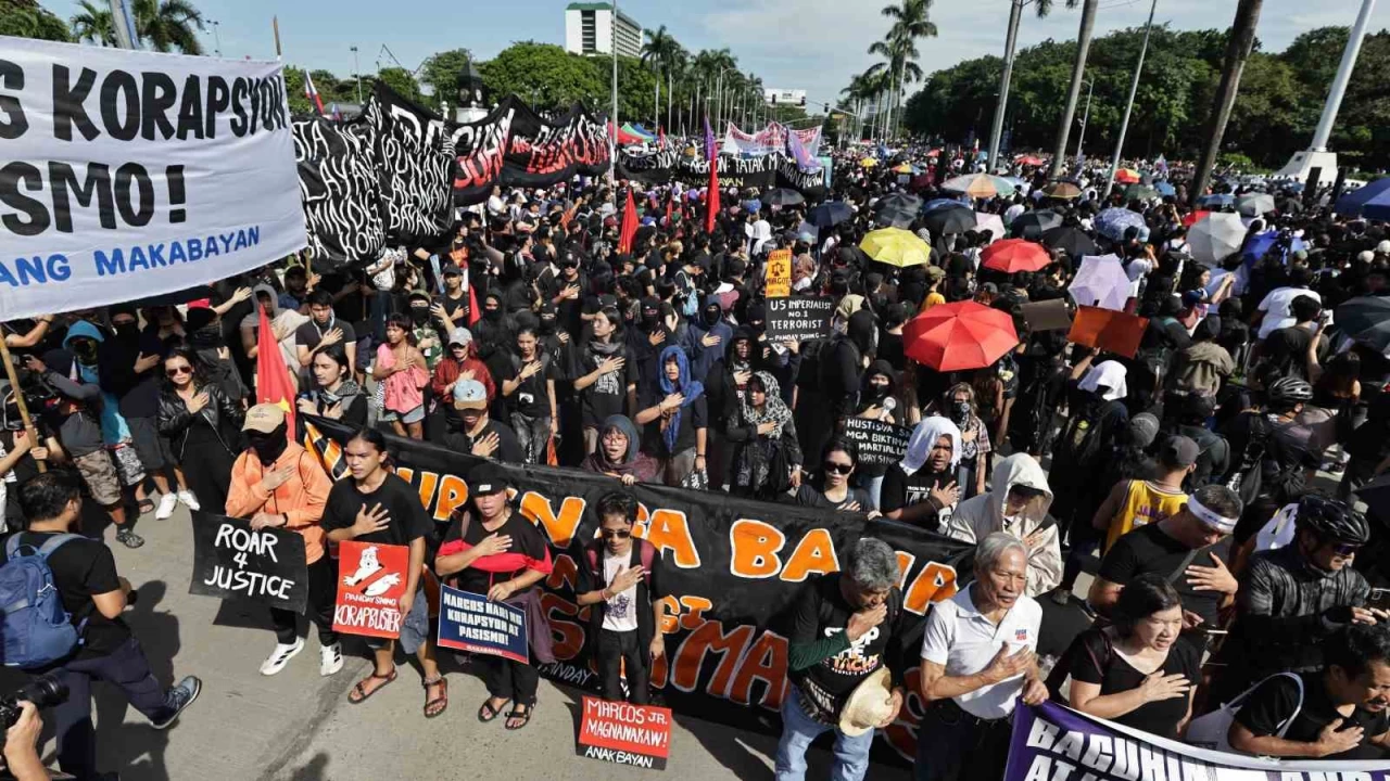 Filipinler'de on binlerce kii yolsuzluk protestosu iin sokaklarda