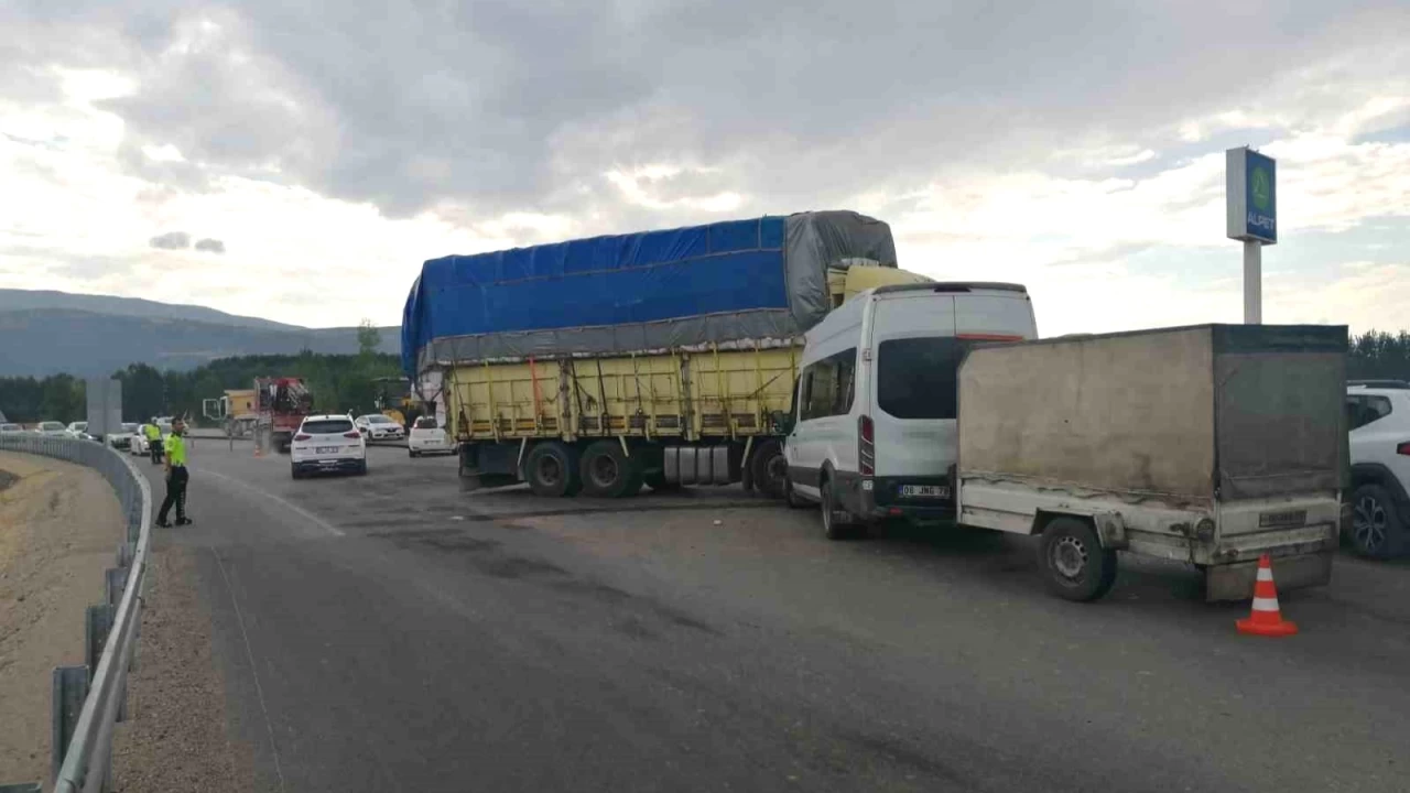 F�nd�k i��ilerini ta��yan minib�s ile kamyon �arp��t�