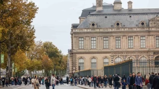 Fransa'dan Louvre aklamas: "Hrszlar pencereyi krarak Apollo Galerisi'ne girdiler ve mcevherleri aldlar"