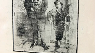 Franszlar, kahraman ocuun ayan kesip Louvre Mzesi'ne gtrmler