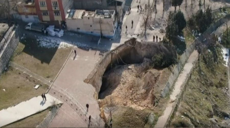 Gaziantep'te deprem sonrası dev obruk oluştu