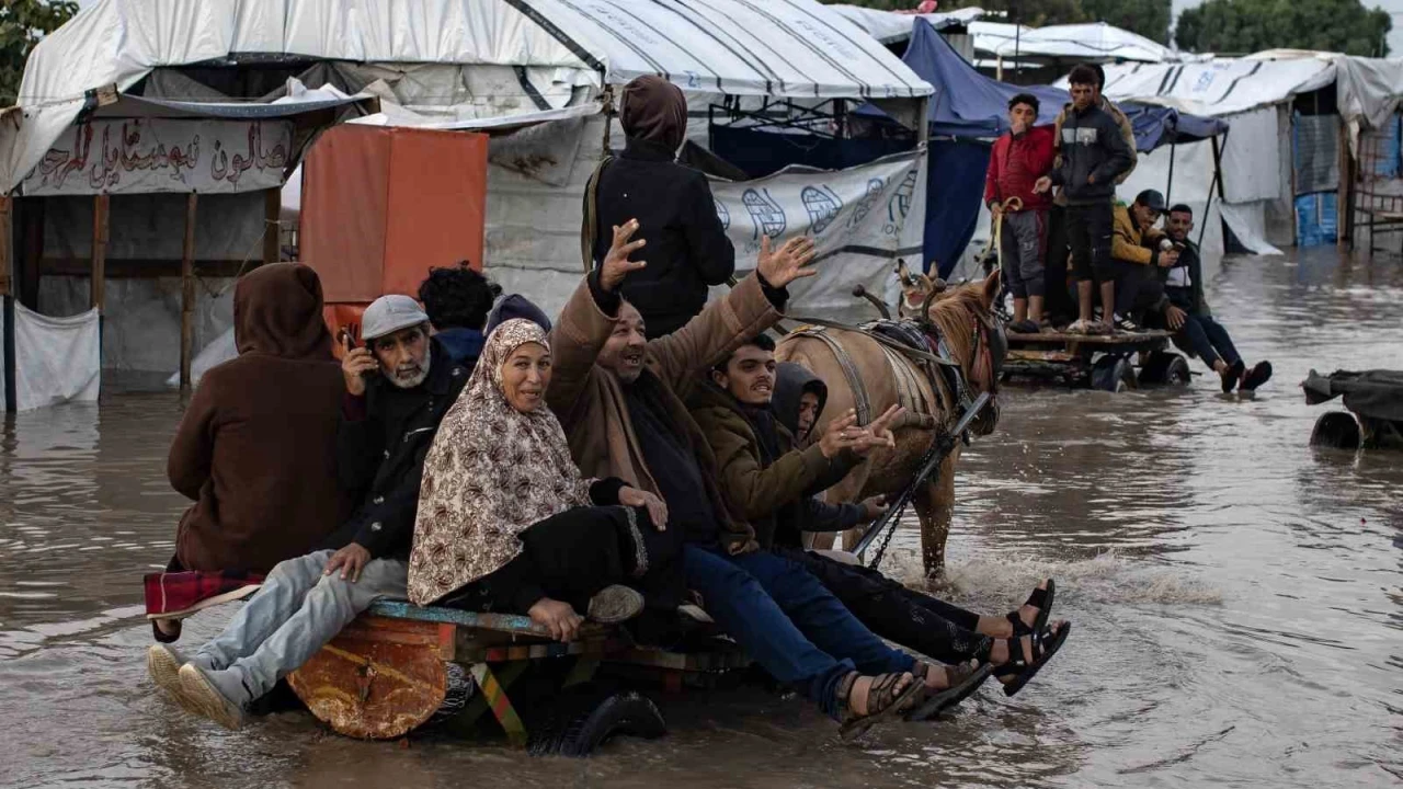 Gazze'yi bu kez fırtına vurdu