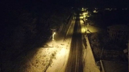 Gece yars sokakta kartopu oynadlar
