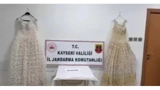 Gelinliin zerine boncuk eklinde ilenmi 25 kilo uyuturucu ele geirildi