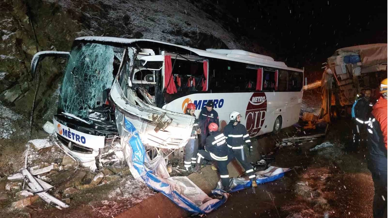 Giresun'a giden yolcu otob�s� kamyona �arpt�: 1 �l�, 16 yaral�