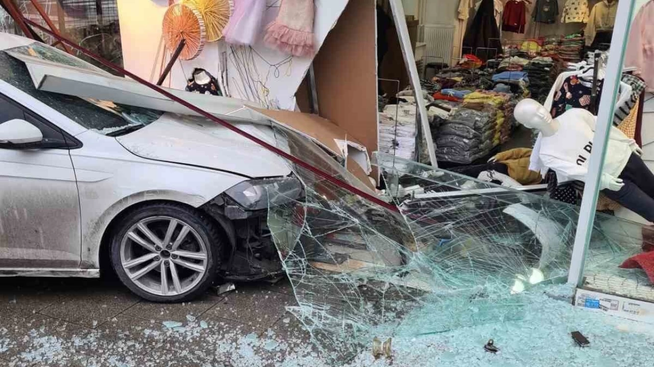 Güngören'de kontrolden çıkan otomobil mağazaya daldı