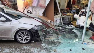 Güngören'de kontrolden çıkan otomobil mağazaya daldı