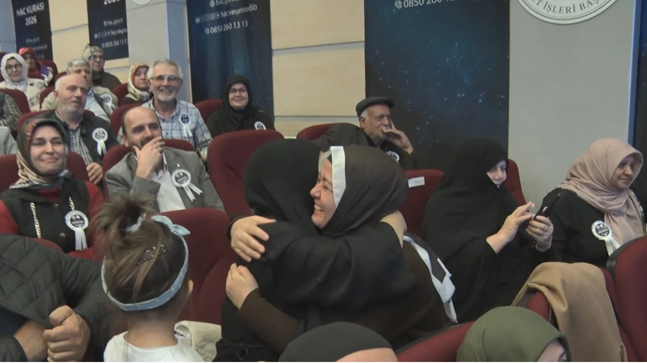 Hac kurasında ismi çıkan hacı adayları sevinçten gözyaşlarına boğuldu
