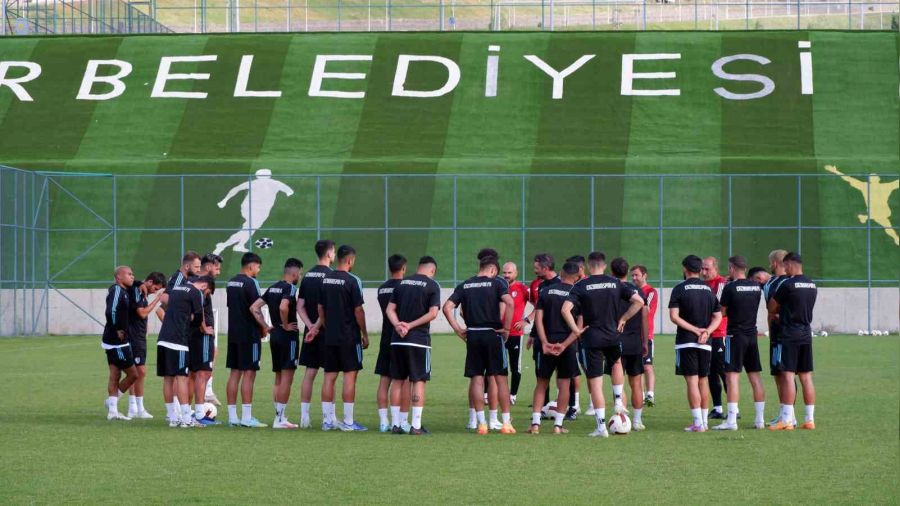 Hakan Kutlu imza atmaya hazır