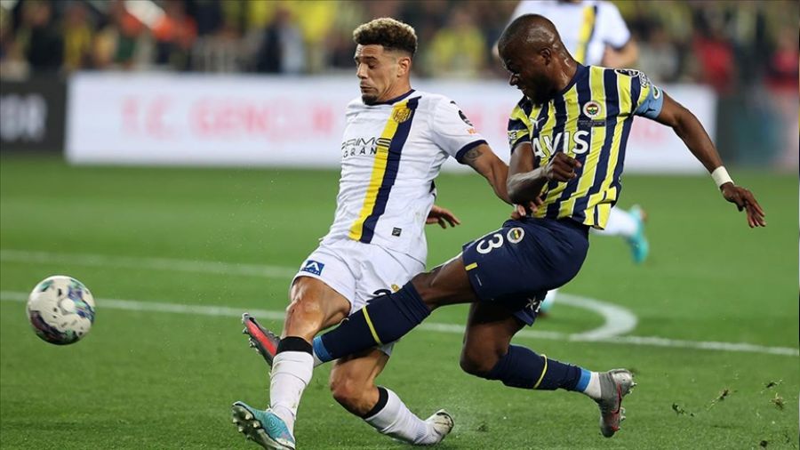"Hakem, 3-4 yöneticinin hakaretine maruz kalıp maç yönetti"